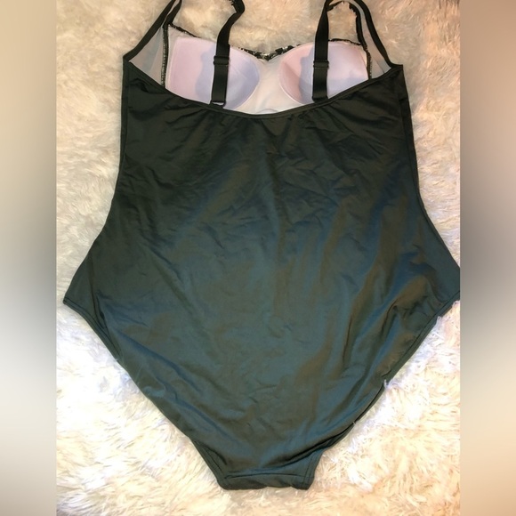 VENUS Green and White One-Piece Swimsuit size 16D - Picture 11 of 16